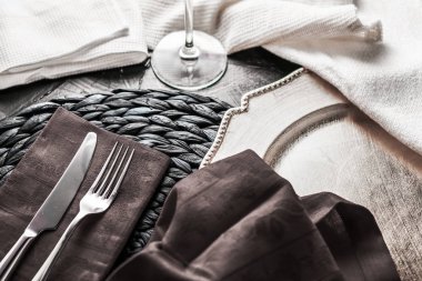 Kahverengi peçete, gümüş çatal bıçak seti, yiyecek.