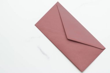 Mermer yatık arka planda boş kağıt zarflar, tatil posta