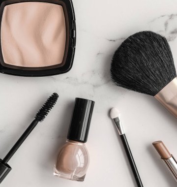 Makyaj ve kozmetik ürünleri mermer, düz arkaplan