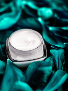 Zümrüt çiçekteki yüz derisi için lüks yüz kremi nemlendirici. 