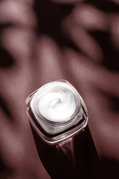 Crema idratante bellezza viso per la pelle sensibile, spa di lusso co — Foto Stock