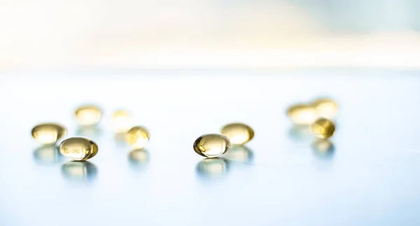 Vitamin D a zlaté Omega 3 pilulky pro zdravou výživu, f — Stock fotografie