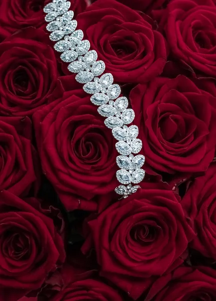 Lüks elmas takı bilezik ve kırmızı gül çiçekler, aşk hediyesi — Stok fotoğraf