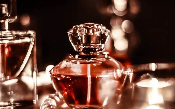 Butelka perfum i vintage zapach na stole próżności glamour w — Zdjęcie stockowe