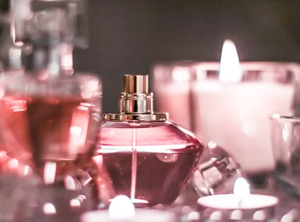 Flacon de parfum et parfum vintage sur table de vanité glamour à — Photo