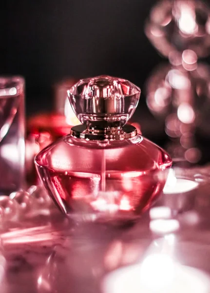 Пляшка парфумів і вінтажний аромат на гламурному мармуровому столі в — стокове фото
