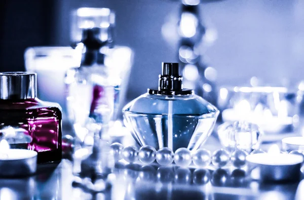 Духи бутылки и винтажный аромат на гламурный стол тщеславия на — стоковое фото