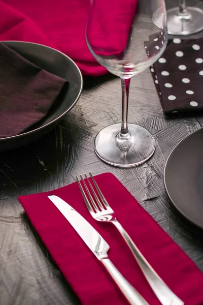Vajilla vacía con servilleta roja, accesorios para el peinado de alimentos, del — Foto de Stock