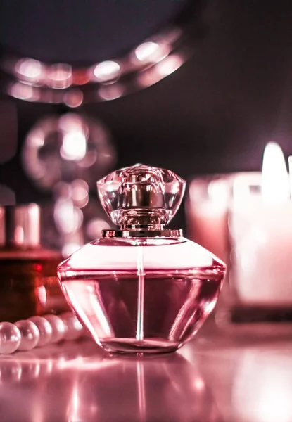 Butelka perfum i vintage zapach na stole próżności glamour w — Zdjęcie stockowe