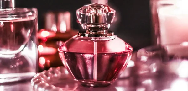 Parfum fles en vintage geur op glamour ijdelheid tafel op — Stockfoto