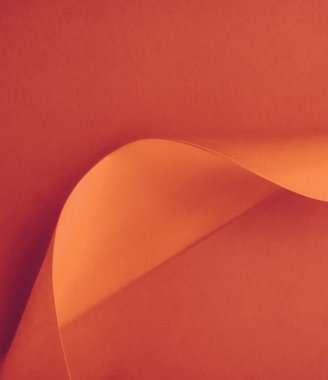 Turuncu arka planda soyut kıvrımlı ipek kurdele, özel lüks.