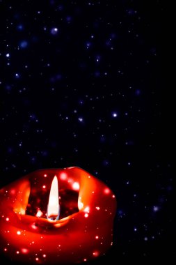 Koyu pırıl pırıl kar arka plan üzerinde kırmızı tatil mum, lüks 