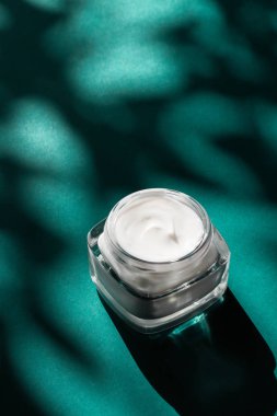 Hassas cilt için güzellik kremi, nemlendirici lüks kaplıca kooperatifi.