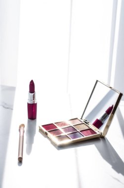 Kozmetik, makyaj malzemeleri mermer makyaj masasında, ruj.,