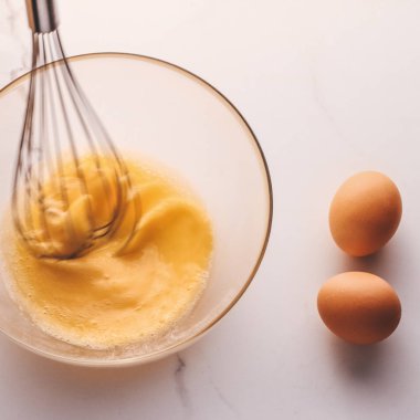 Ev yapımı yemek olarak mermer masada yumurta karıştırmak.