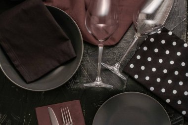 Kahverengi peçeteli boş sofra takımı, yemek tasarım malzemeleri, d