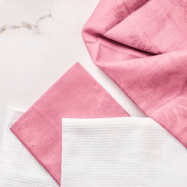 Şık beyaz mermer arka plan, peçete ve towe üzerine mutfak tekstili