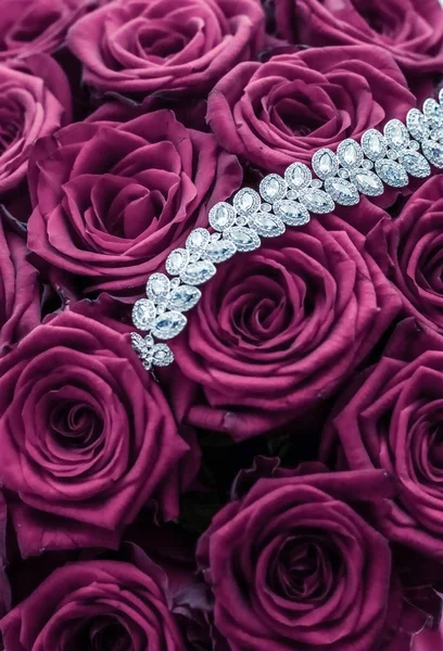 Luxus gyémánt ékszerek karkötő és rózsaszín rózsa virágok, a szeretet GIF — Stock Fotó