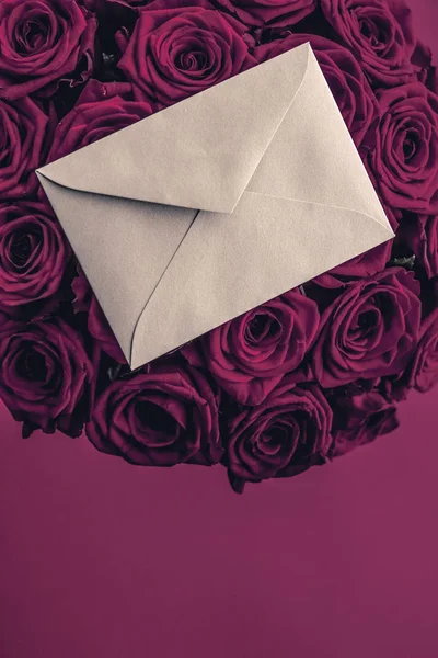 Carta de amor y entrega de flores en el día de San Valentín, bouqu de lujo — Foto de Stock