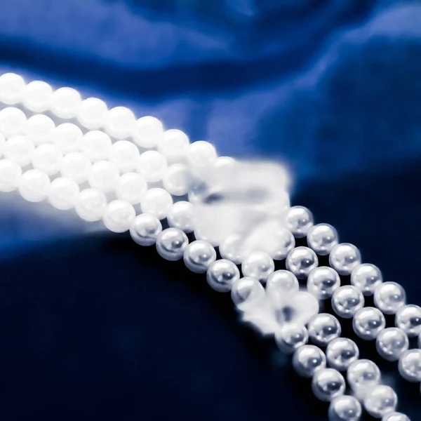 Moda de joyería costera, collar de perlas bajo respaldo de agua azul — Foto de Stock