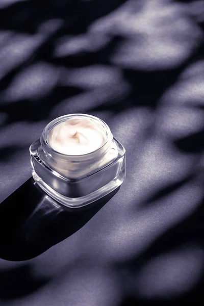 Crema facial hidratante de belleza para piel sensible, spa de lujo co — Foto de Stock