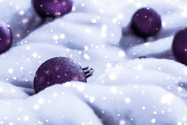 Βιολετί Χριστουγεννιάτικα στολίδια σε χνουδωτή γούνα με γκλίτερ χιονιού, πολυτέλεια — Φωτογραφία Αρχείου