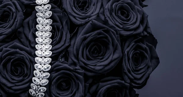 Pulseira de jóias de diamante de luxo e flores de rosas pretas, amor gi — Fotografia de Stock