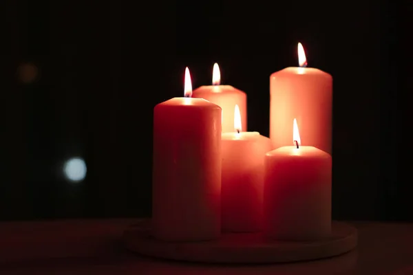 Aromatische orangefarbene Kerzen in der Nacht, Weihnachten, Neujahr — Stockfoto