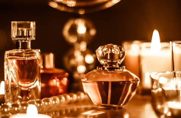 Parfum fles en vintage geur op glamour ijdelheid tafel op — Stockfoto