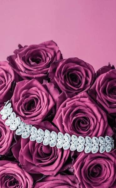 Luksusowa bransoletka biżuteria diament i różowe róże kwiaty, miłość GIF — Zdjęcie stockowe