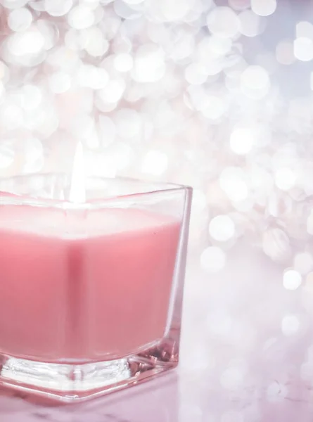 Vela aromática rosa no Natal e Ano Novo brilho backgrou — Fotografia de Stock