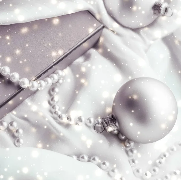 Noel büyülü tatil geçmişi, şenlikli mücevherler, gümüş sarısı — Stok fotoğraf