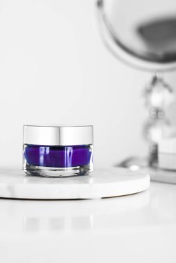 Hassas cilt için güzellik kremi, lüks kaplıca.