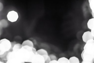 Siyah soyut arka planda göz alıcı beyaz parıltı, Chri.