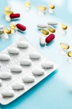 Beslenme için haplar ve kapsüller, yaşlanmayı önleyen güzellik takviyesi.