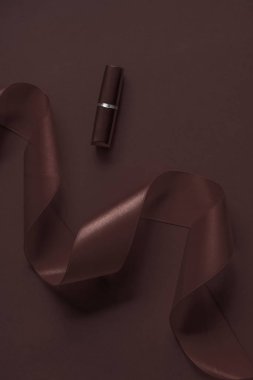 Lüks ruj ve çikolata bayramı arka planında ipek kurdele.,