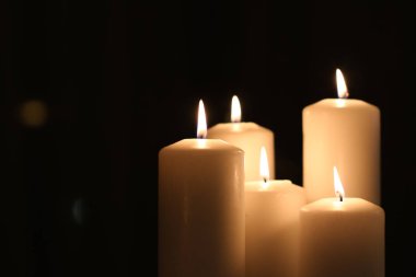 Aromatik vanilya sarısı mumlar gece, Noel, Yeni Yıl