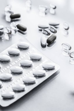 Beslenme için haplar ve kapsüller, yaşlanmayı önleyen güzellik takviyesi.