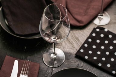 Kahverengi peçeteli boş sofra takımı, yemek tasarım malzemeleri, d