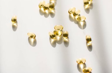Sağlıklı beslenme için D vitamini ve Omega 3 hapları.