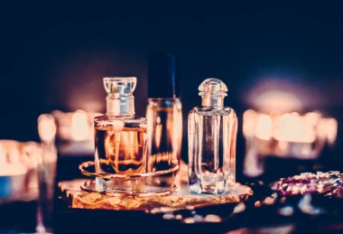 Parfüm şişeleri ve gece kaliteli koku, aroma kokusu, fra