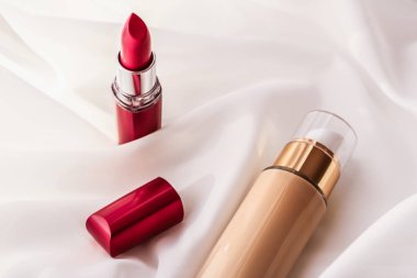 Bej tonal krem şişesi makyaj sıvısı temel ve kırmızı.