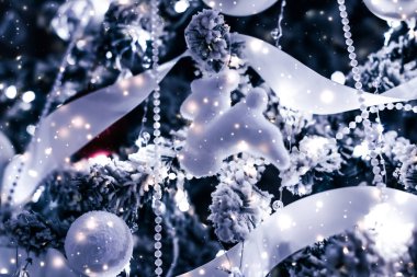 Festival olarak Noel ağacı süslemeleri, takılar, fiyonklar ve çelenkler