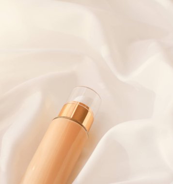 Tonal BB krem şişesi. Çıplak kayak için sıvı temel.