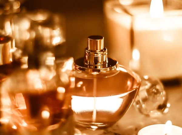 Garrafa de perfume e fragrância vintage na mesa de vaidade glamour em — Fotografia de Stock