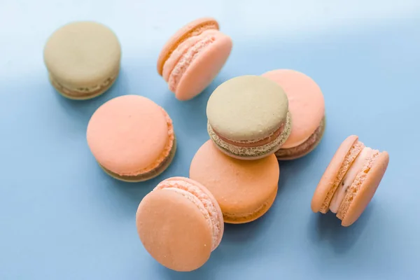 Franse macarons op blauwe achtergrond, Parijse chique cafe dessert, — Stockfoto