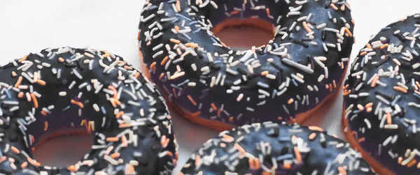 Matte donuts, zoet gebak dessert op marmeren tafel b — Stockfoto