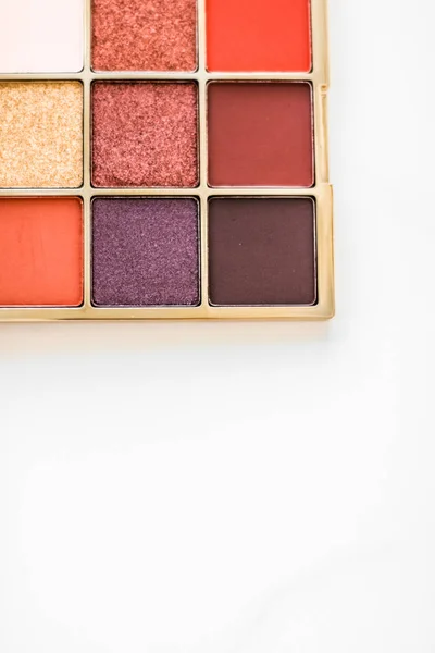 Paleta de sombras de ojos sobre fondo de mármol, maquillaje y cosméticos p — Foto de Stock