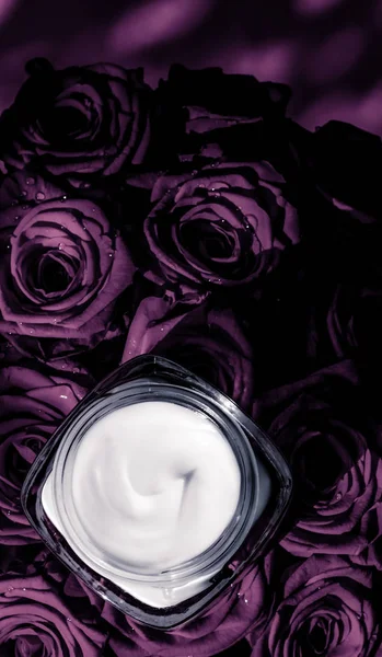 Arckrém bőr hidratáló a lila Rózsa virágok, luxus bőr — Stock Fotó