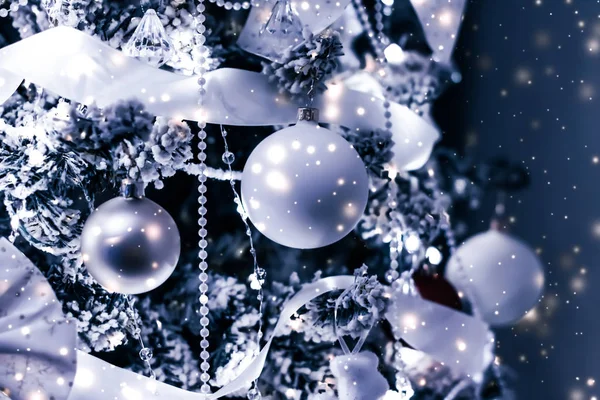 Decorações de árvores de Natal, bugigangas, arcos e guirlandas como festiv — Fotografia de Stock